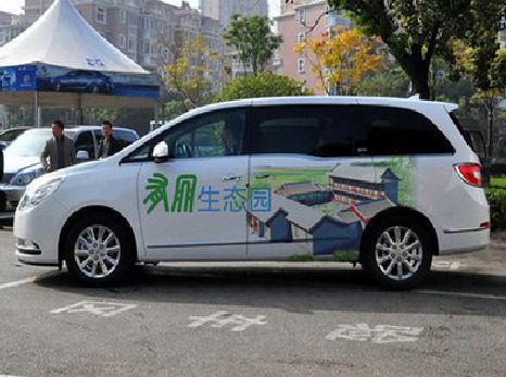 武宣户外车贴喷绘如何保持效果?